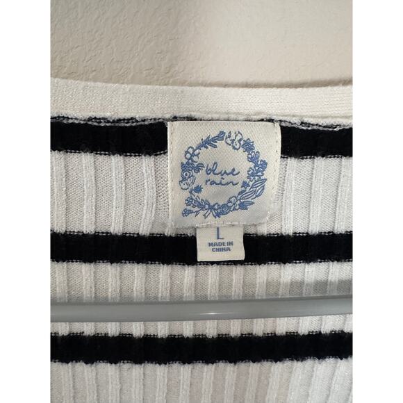 🌟 - This Blue Rain Cropped Button up black and white striped long sleeve size L - Picture 4 of 4
